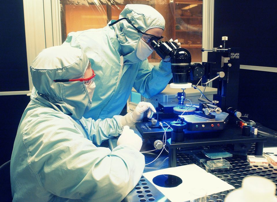 يمكن استخدام هذه المنظفات أيضاً في غسيل السيارات، بحيث لديها القابلية على إزالة الأوساخ والترسبات