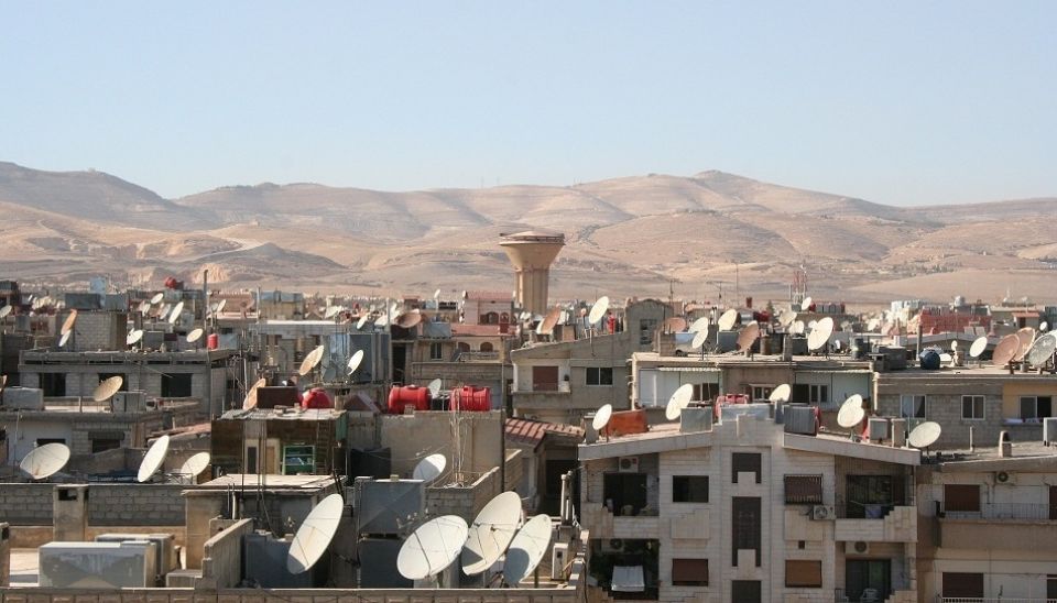 واقع مياه مترد ولا انتظام للتيار الكهربائي كلاب شاردة وذباب في جديدة عرطوز الفضل