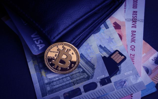 كم غراماً من الذهب تشتري ببيتكوين واحدة؟