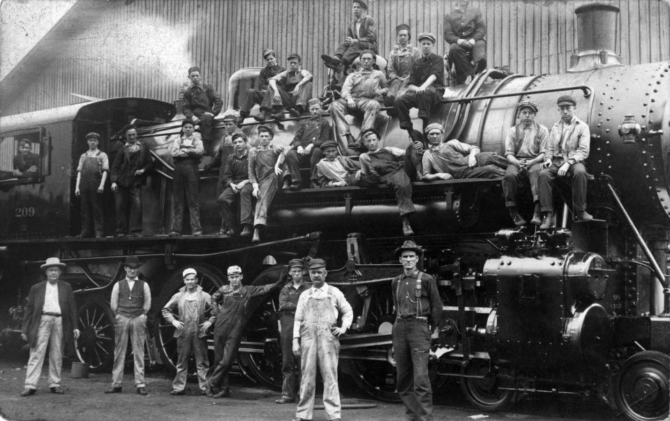 ماركس (يقلب الطاولة) ويقول:  العمل أب الثروة وأمها..