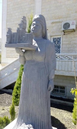 في قرية &laquo;عتيل&raquo;.. طريقة مبتكرة لتكريم الأم