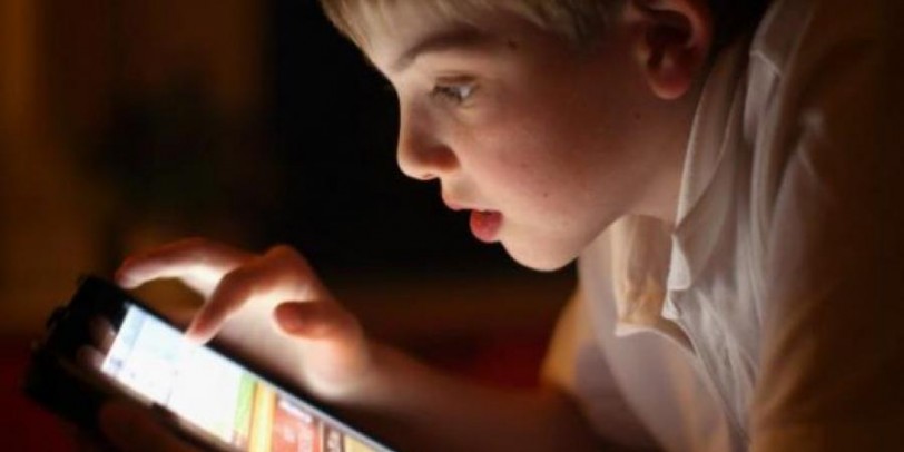 شاشات اللمس تؤثر على نوم ونموالأطفال