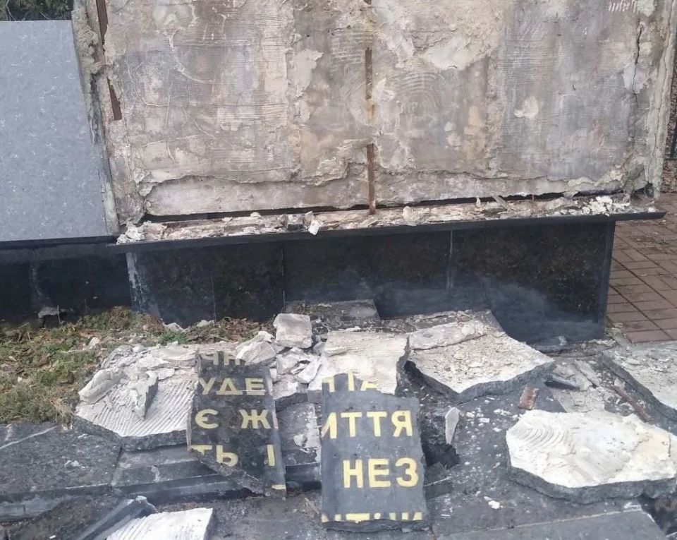 أوكرانيون يحتجّون على تدمير  نُصب للمدافعين عن كييف