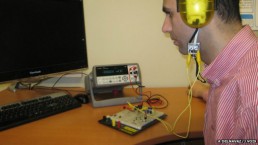 دراسة: المضغ يولد طاقة كهربائية لشحن الأجهزة