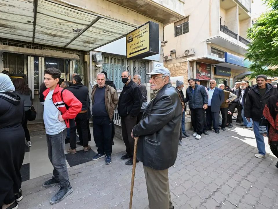 العمال محتارون  بين الأسعار والأجور