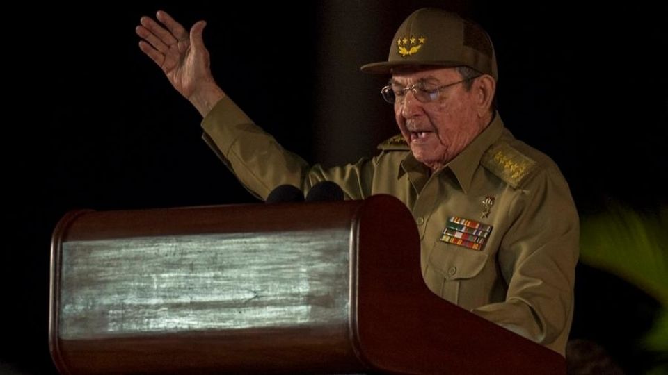 كاسترو يتخلى عن قيادة الشيوعي الكوبي لجيل الشباب