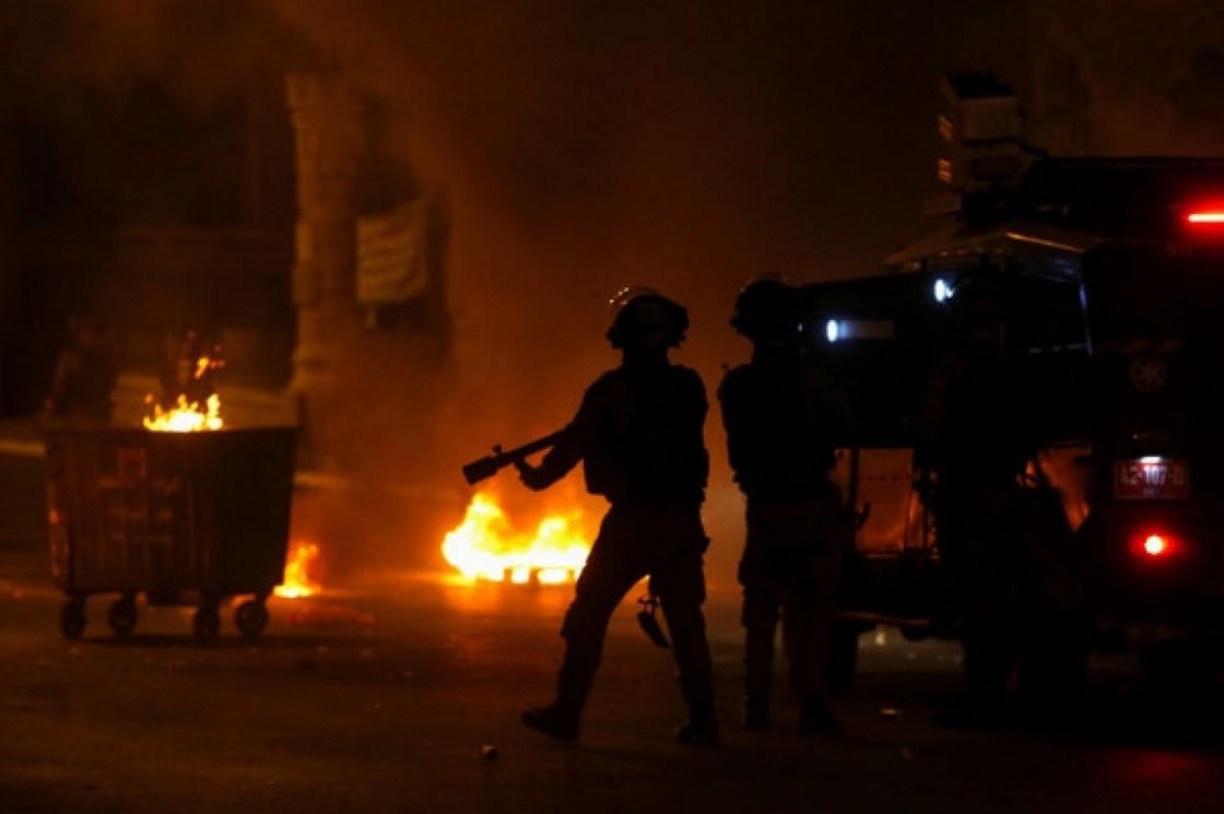 المستوطنون يعتدون على عرب اللد ويافا وطبرية والخضيرة وعكا وفلسطينيون يحرقون مركبة للاحتلال