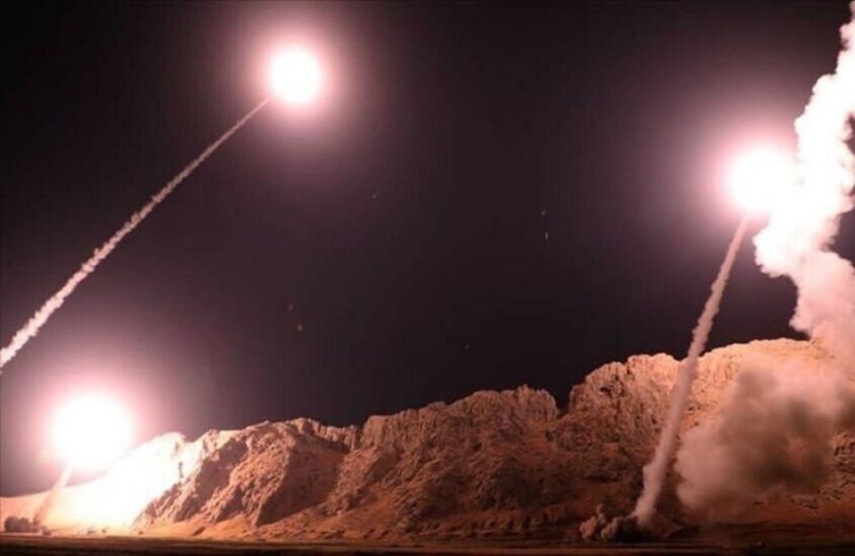 إيران تبدأ رداً صاروخياً على القاعدة الأمريكية في قطر