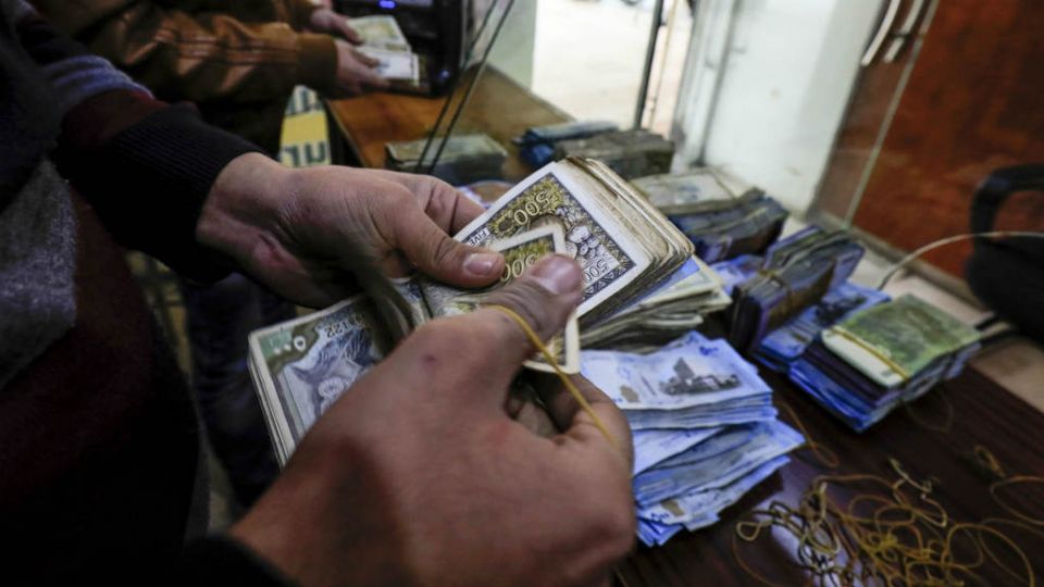 إجراءات ووعود بعد الانهيار المتسارع لليرة:  ما هي وما الجديد؟