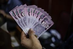 الأرقام لا تكذب؟ كيف &laquo;تخفي&raquo; الموازنة السورية الحقائق الاقتصادية الكارثية؟