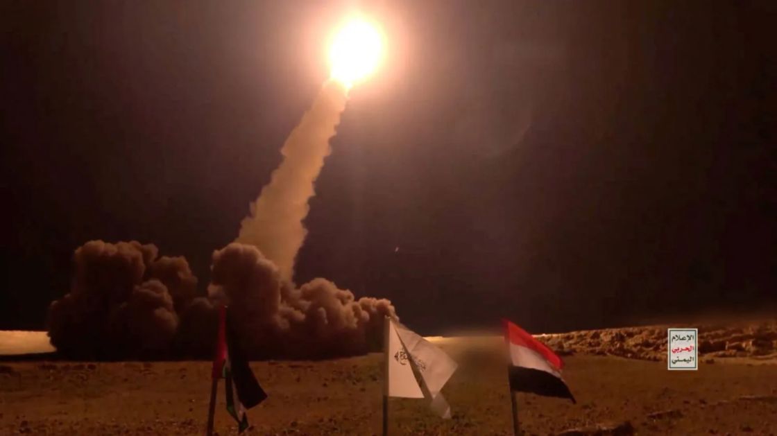 عملية نوعية للحوثيين: صاروخ فرط صوتي يستهدف مطار بن غوريون ويشل حركته