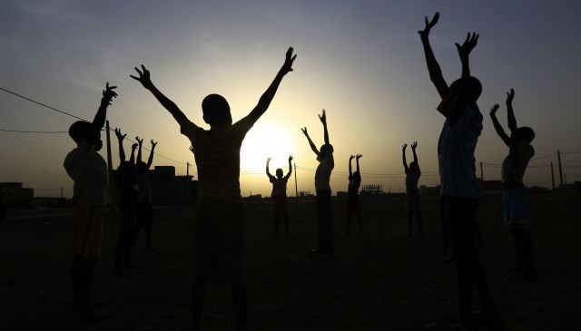 لقاء الماضي والمستقبل: أن يكون الإنسان حيّاً