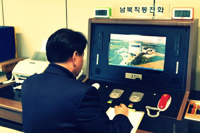 إعادة إطلاق الخط الساخن بين سيوول وبيونغ يانغ