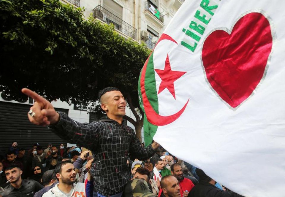 الجزائر: أزمات كبرى تلقي ضرورات أكبر على «الحراك»