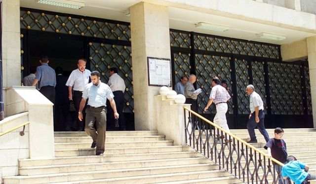 عاملون من دير الزور التعدي على حقوقنا تعدٍ على القانون والدستور.!