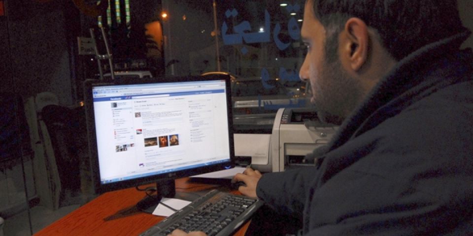 إصدارات :ثورات بنكهة الفيسبوك