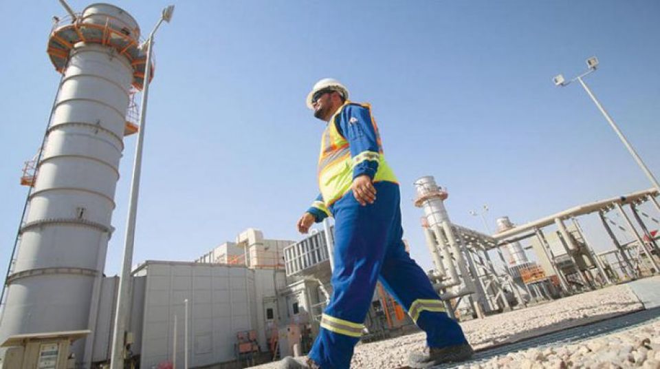 عقوبات إيران والمخاطر الجيوسياسية يحصران النفط في آفاق 75 دولاراً