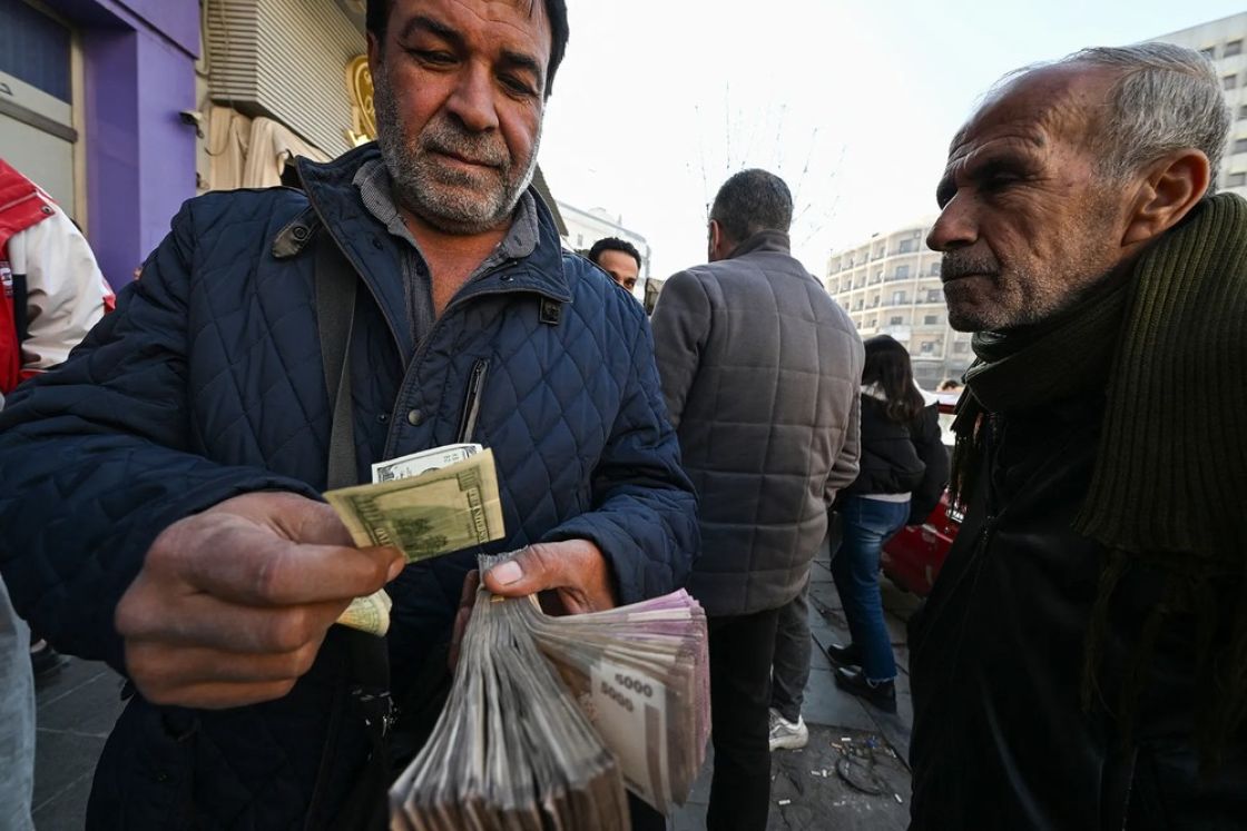خطة المركزي بين النظرية والواقع... السوق الموازية تهدد استقرار الليرة