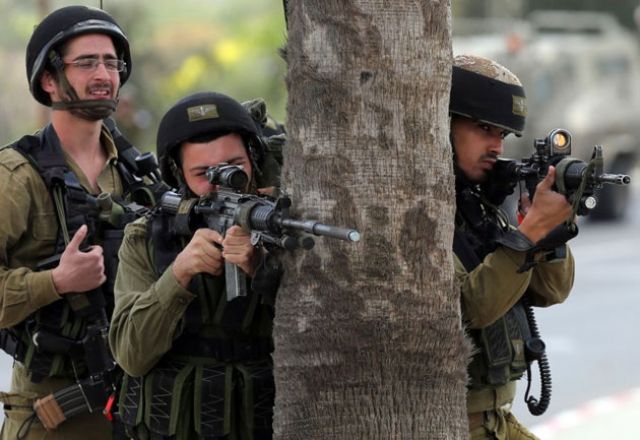 فلسطين: رصاصة اغتيال شيرين كانت &laquo;متفجّرة&raquo;، وعمليتا إطلاق نار قرب جنين والقدس، واقتحام للأقصى
