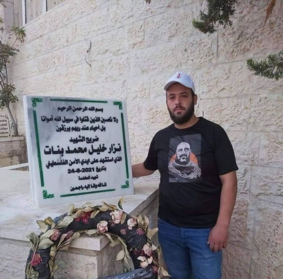 أحد أفراد عائلة الشهيد بنات يضرب عن الطعام بعد اعتقال السلطة له