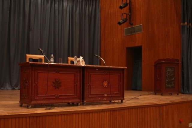 على الهامش؟