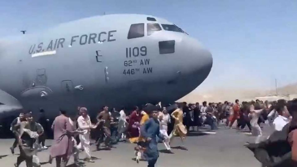 العثور على بقايا بشرية بعجلة طائرة عسكرية من كابول