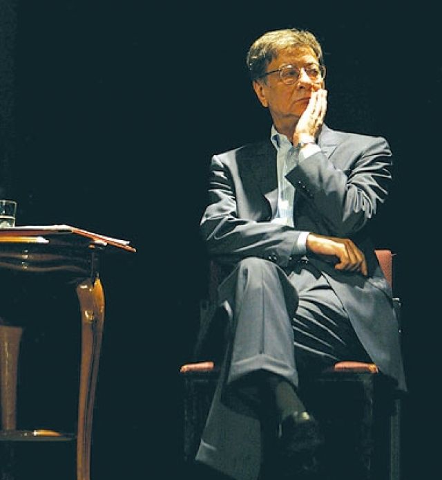 بين قوسين:  محمود درويش يتفقد الكمنجات