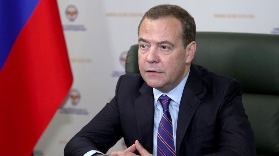 ميدفيديف: روسيا ستحوّل بقية أوكرانيا إلى &quot;رماد&quot; إذا استهدفت القرم