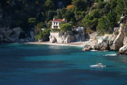 عريضة وتعري احتجاجا على "شاطئ الملك سلمان" في فرنسا