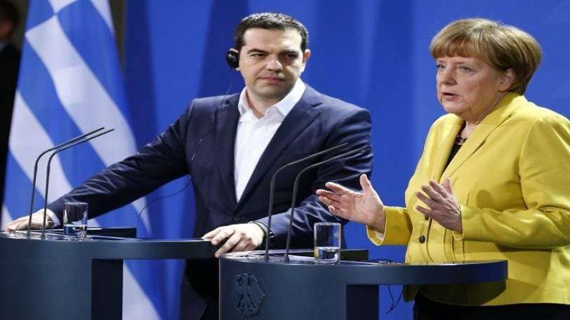 رئيس الوزراء اليوناني والمستشارة الألمانية خلال مؤتمر صحفي عقب اجتماعهما 