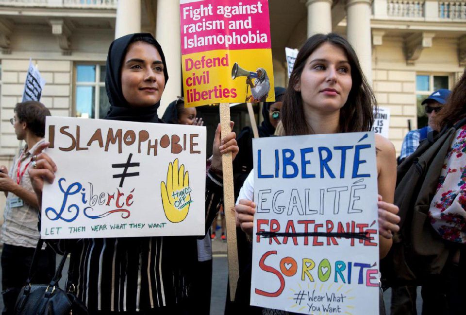 منظمات تدعو لمساءلة الحكومة الفرنسية بسبب عنصريّتها ضد المسلمين المخالفة للتشريعات الأوروبية