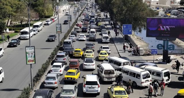 دمشق تختنق، والسيارات تبتلع الشوارع والأرصفة، فهل من منقذ؟!