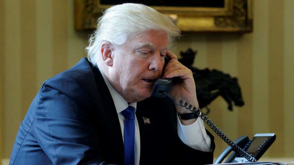 ترامب يهنئ بوتين بالفوز في الانتخابات ويبحث معه الحد من سباق التسلح