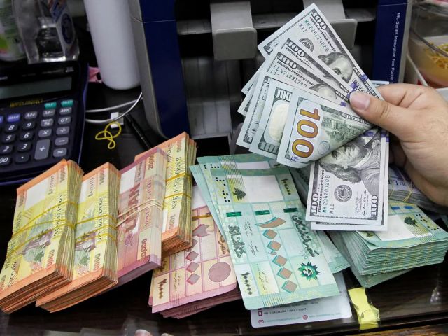 الليرة اللبنانية تواصل انهيارها والدولار يتخطى مئة وستة آلاف