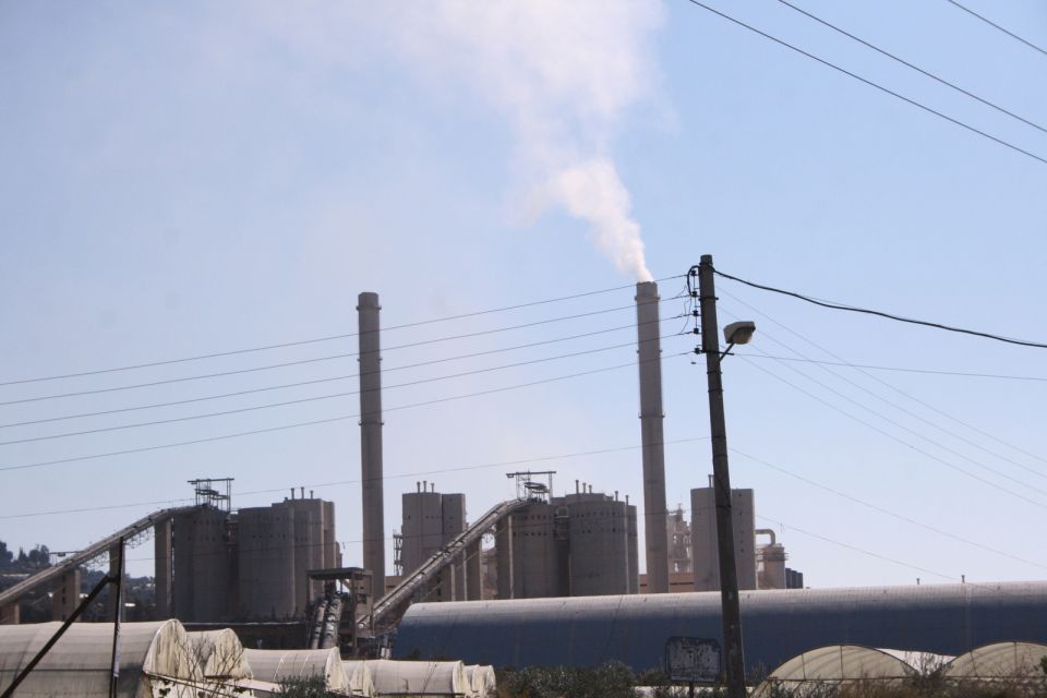 بصراحة... عمال إسمنت طرطوس بين نارين..