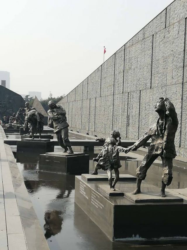 جمال التناقض ضد القبح المُعَمَّم