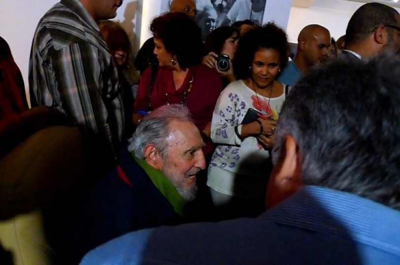 فيدل كاسترو يحضر معرض الرسام الكوبي كتشو