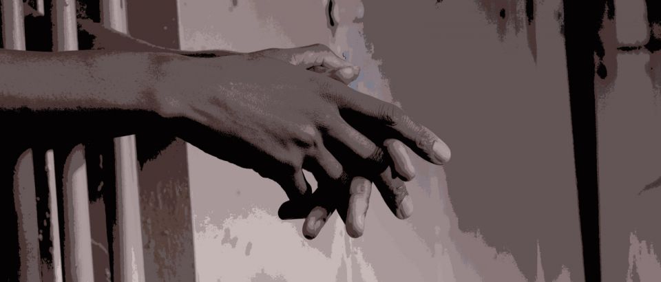 ازدهرت مهن العلاج النفسي في العقود الأربعة الماضية بهذا الشكل المهيمن لسبب واحد، وهو لا يتعلق بنجاحها لا بالعلاج ولا بالتشخيص ولا بتحقيق أيّ تقدّم في الصحّة النفسية. لقد ازدهرت لأنّها متحالفة مع متطلبات الرأسماليّة النيوليبراليّة