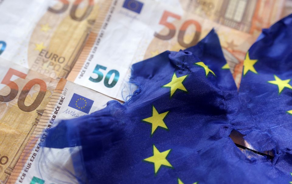 اليورو يتراجع قبيل تقرير التضخم الأوروبي والبنوك المركزية نحو مزيد من رفع الفائدة