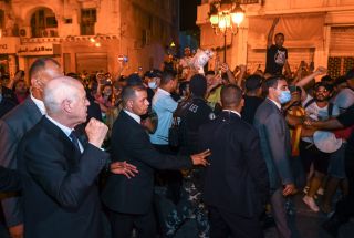 سعيّد ومئات من أنصاره يحتفلون بالاستفتاء على مشروعه للدستور