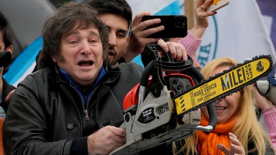 رئيس الأرجنتين يغمد منشاره: هكذا اصطدم «الرأسمالي الفوضوي» بالحقائق والتوازنات