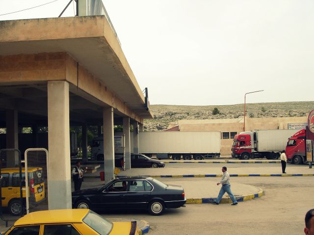 ماذا يتم اللجوء لإدخال بعض من هذه المستلزمات تهريباً، وأين تكمن جذور مثل هذه المشكلة؟