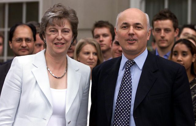 عائلة ماي تربح الأموال من مهاجمة سورية