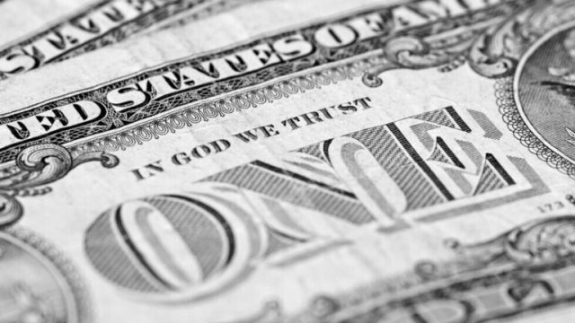 بلومبرغ: عدة دول عربية تخفف اعتمادها على الدولار في التجارة