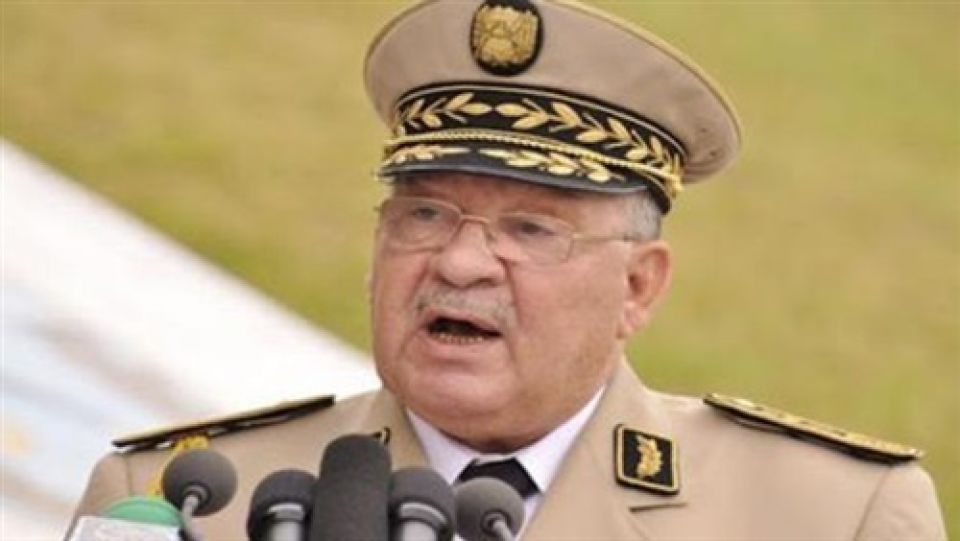 رئيس الأركان الجزائري يدعو إلى تطبيق المادة 102 من الدستور القاضية بإعلان شغور منصب الرئاسة