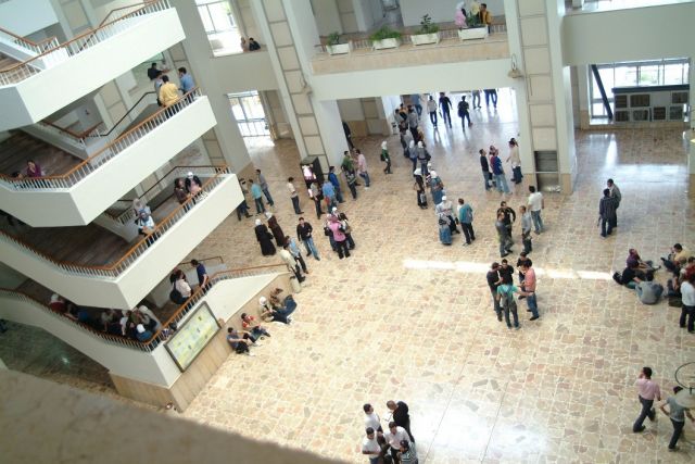 طلاب جامعة دمشق يعانون: الآداب.. الازدحام يخنق الحياة الجامعية