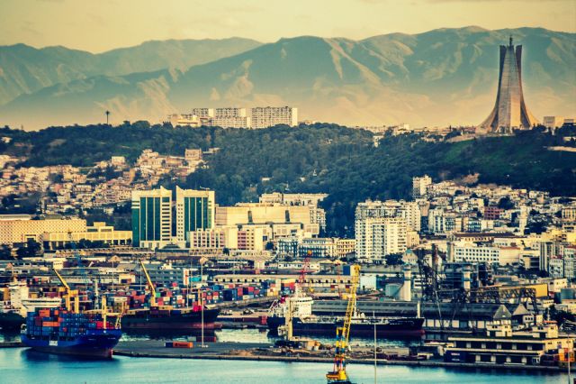 الجزائر تتوقع تراجع احتياطاتها من النقد