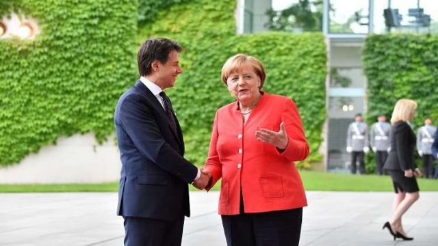 ميركل تتعهد بدعم إيطاليا