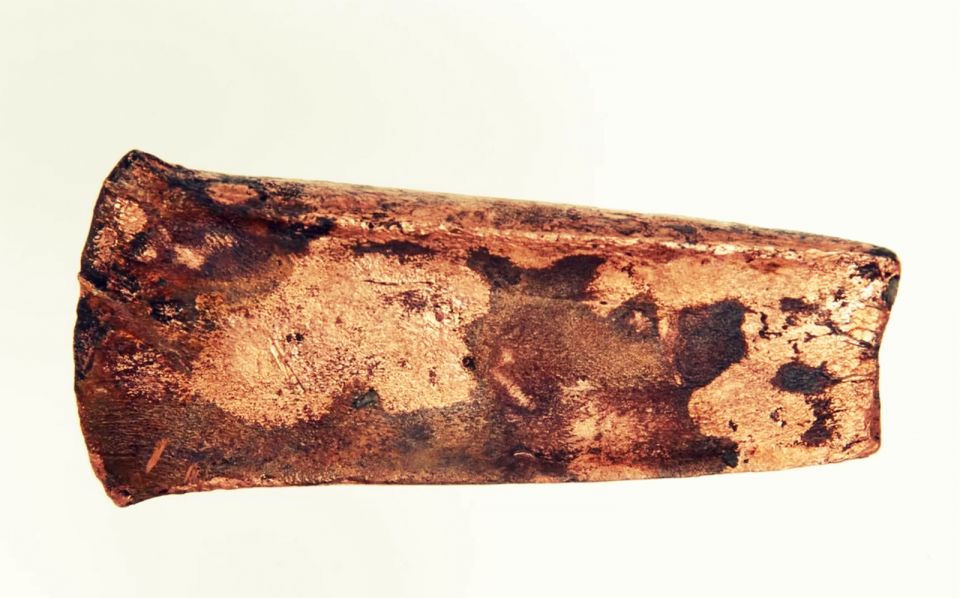 اكتُشف نصل الفأس في قرية زوغ-ريدميت، واحدة من العديد من القرى التي تتجمع فيها المساكن حول الألب