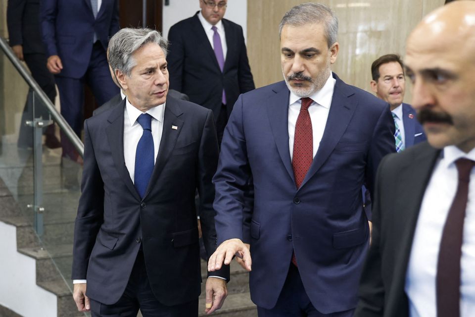 وزير الخارجية التركي يدعو لوقف إطلاق النار بغزة خلال محادثاته مع بلينكن